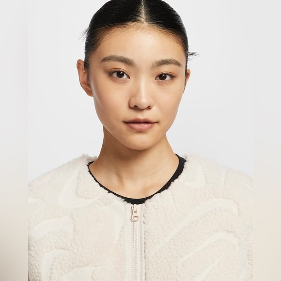 Nike Sportswear
Women's Loose Jacket - Picture 4 of 13